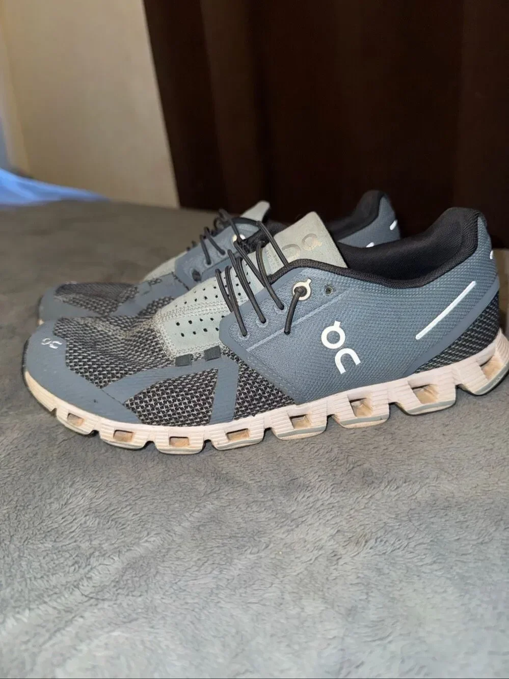 ON Cloud running shoes size 9